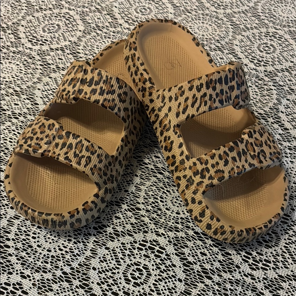 Womens Size 6 Leopard Print Sandals Slip ons Size 6